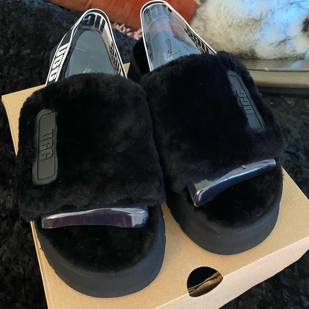 UGG BLACK FUR SANDALS